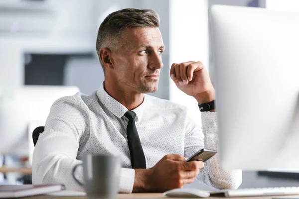 Imagen Hombre Negocios Serio Años Usando Camisa Blanca Corbata Sentada — Foto de Stock