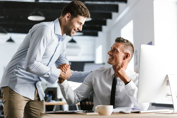 フォーマルな服 一緒に握手をオフィスで働く幸せビジネスマン同僚 代のイメージ — ストック写真
