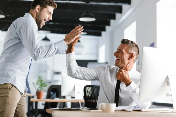 Foto Hombres Negocios Alegres Años Ropa Formal Dando Cinco Altos —  Fotos de Stock