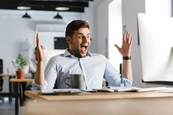 Sorprendido Gerente Masculino Feliz Regocija Mientras Utiliza Ordenador Sentado Junto — Foto de Stock