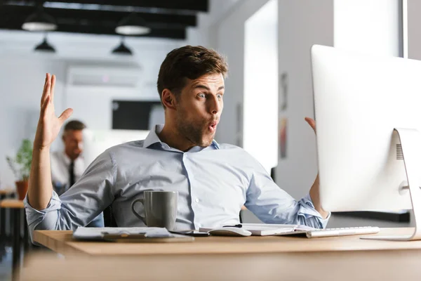 Imagem Surpreendido Gerente Masculino Feliz Usando Computador Enquanto Sentado Mesa — Fotografia de Stock