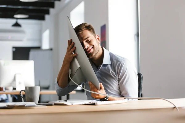 Piacevole Manager Maschio Divertirsi Con Computer Mentre Seduto Tavolo Ufficio — Foto Stock