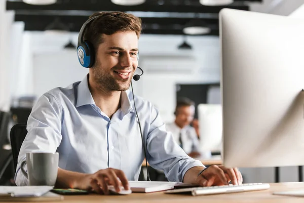 Foto Unga Mannen 20S Bär Office Arbetskläder Och Headset Ler — Stockfoto