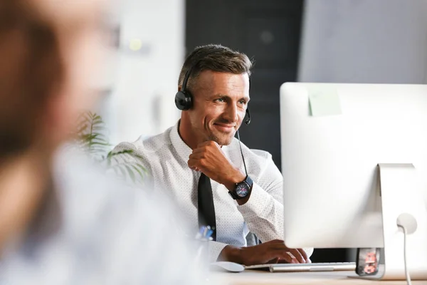 Foto Van Knappe Man 30S Dragen Office Kleding Hoofdtelefoon Werkt — Stockfoto