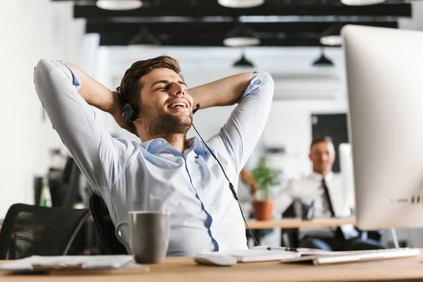 Joyeux Chef Bureau Parlant Par Casque Avec Microphone Tout Étant — Photo