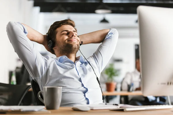 Wesoły Office Manager Rozmawiać Przez Zestaw Słuchawkowy Mikrofonem Siedząc Zamkniętymi — Zdjęcie stockowe