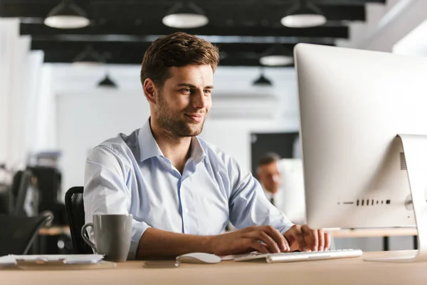 Bilden Leende Business Man Använder Dator Medan Sitter Tabellen Office — Stockfoto