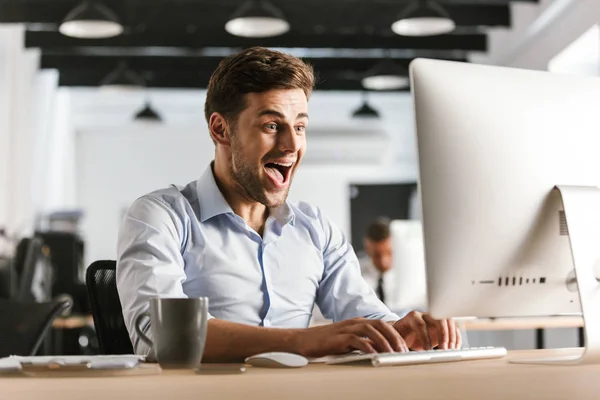 Feliz Hombre Negocios Gritando Usando Computadora Regocija Mientras Está Sentado —  Fotos de Stock