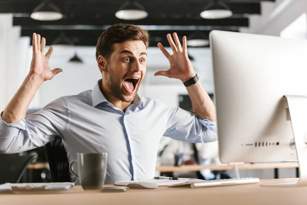 Sorprendido Hombre Negocios Gritando Usando Computadora Regocija Mientras Está Sentado —  Fotos de Stock