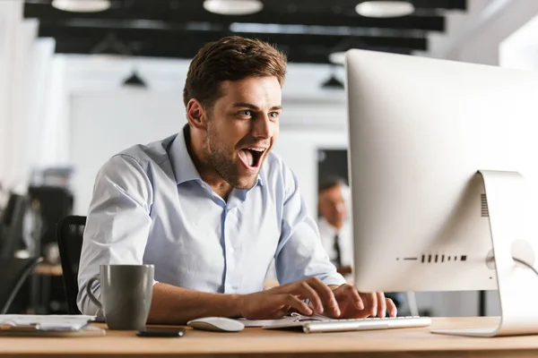 Alegre Hombre Negocios Gritando Usando Computadora Regocija Mientras Está Sentado —  Fotos de Stock