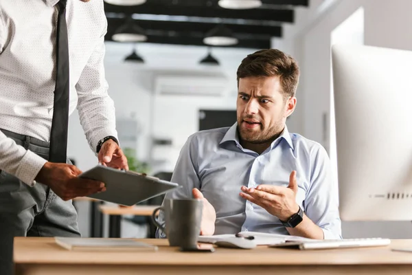 Immagine Uomo Affari Confuso Che Problemi Lavoro Seduto Tavolo Ufficio — Foto Stock