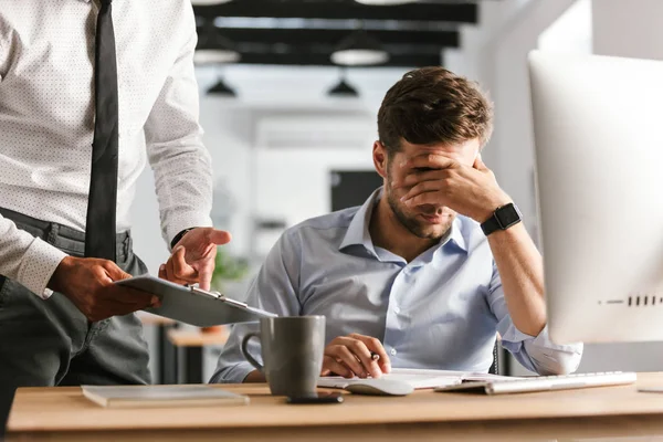 Imagem Homem Negócios Descontente Que Tem Problemas Trabalho Sentar Mesa — Fotografia de Stock