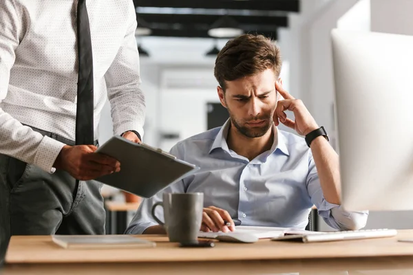 Bilden Stilig Trött Uttråkade Missnöjd Man Sitter Kontor Arbetar Med — Stockfoto