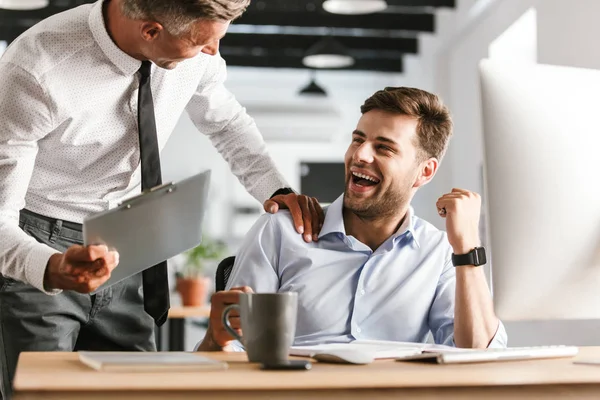 Imagen Emocionados Hombres Emocionales Felices Colegas Oficina Trabajando Con Computadora — Foto de Stock