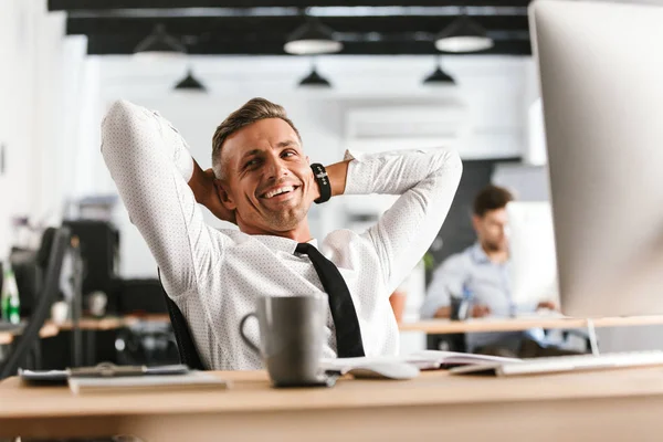 Feliz Hombre Negocios Mediana Edad Relajándose Mirando Hacia Otro Lado — Foto de Stock