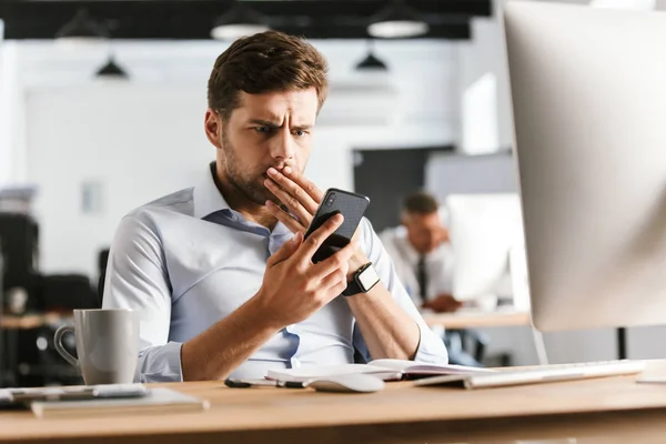 Scioccato Uomo Affari Utilizzando Smartphone Coprendo Bocca Mentre Sedeva Vicino — Foto Stock