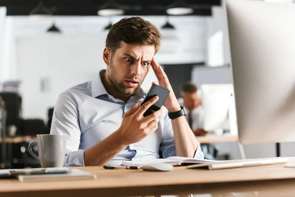 Hombre Negocios Confundido Disgustado Usando Teléfono Inteligente Tocando Templo Mientras —  Fotos de Stock