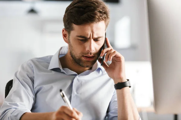 Homme Affaires Sérieux Parler Par Smartphone Écrire Quelque Chose Tout — Photo