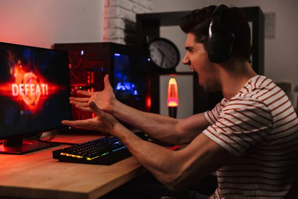 Side View Angry Screaming Gamer Playing Video Games Computer Home — Stock Photo, Image