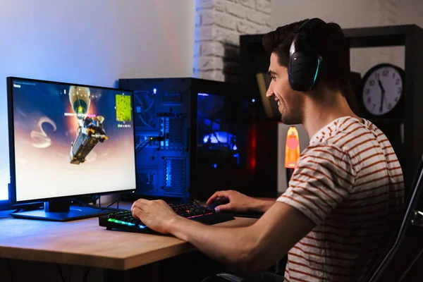 Portrait Young Gamer Man Playing Video Games Computer Wearing Headphones — Stock Photo, Image