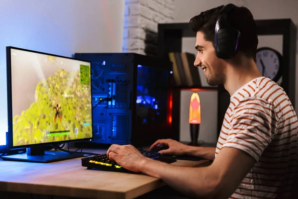 Retrato Jogador Europeu Cara Jogando Jogos Vídeo Computador Usando Fones — Fotografia de Stock