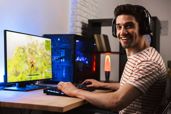 Ritratto Ragazzo Felice Sorridente Che Gioca Videogiochi Sul Computer Indossando — Foto Stock