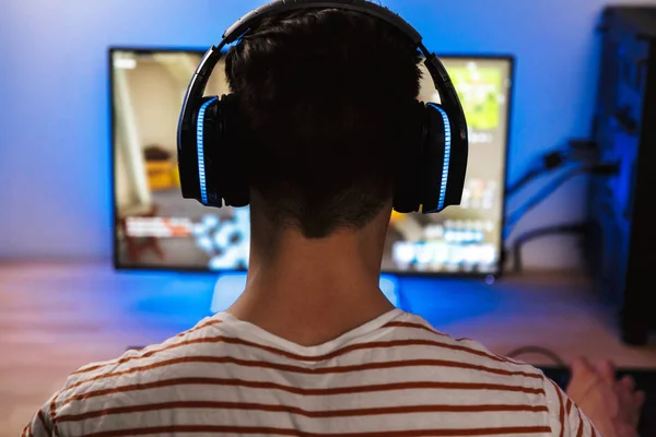 Vista Posterior Joven Jugador Jugando Videojuegos Ordenador Mientras Está Sentado — Foto de Stock