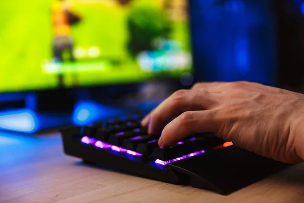 Imagem Recortada Jovem Jogador Jogando Jogos Vídeo Computador Casa — Fotografia de Stock