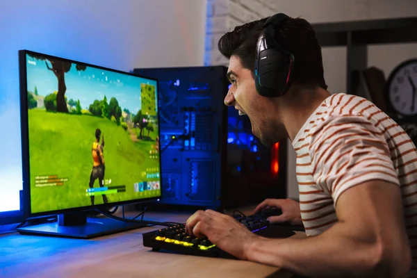 Portrait Caucasian Gamer Guy Yelling While Playing Video Games Computer — Stock Photo, Image