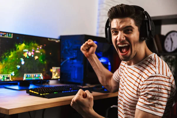 Retrato Homem Feliz Jogando Videogames Computador Usando Fones Ouvido Usando — Fotografia de Stock