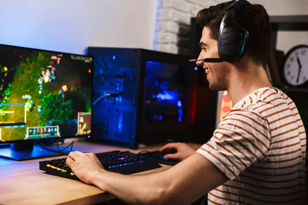 Retrato Jugador Profesional Jugando Videojuegos Computadora Usando Auriculares Usando Teclado — Foto de Stock