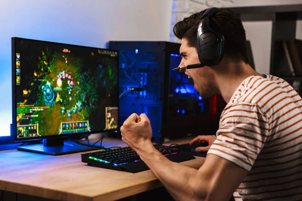 Porträtt Känslomässiga Gamer Killen Bär Headsetet Skrikande Medan Spelar Videospel — Stockfoto