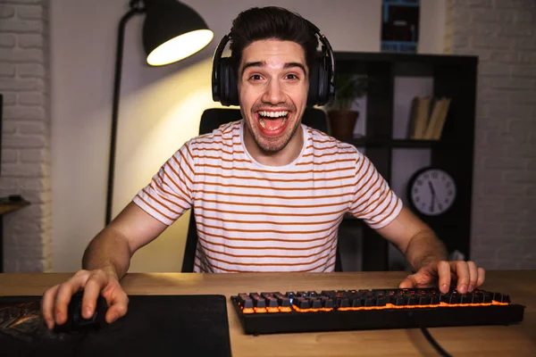 Retrato Tipo Caucásico Con Auriculares Sonriendo Mientras Mira Ordenador Uso —  Fotos de Stock