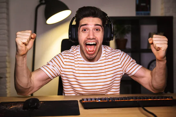 Retrato Jovem Feliz Gritando Enquanto Joga Jogos Vídeo Computador Usando — Fotografia de Stock