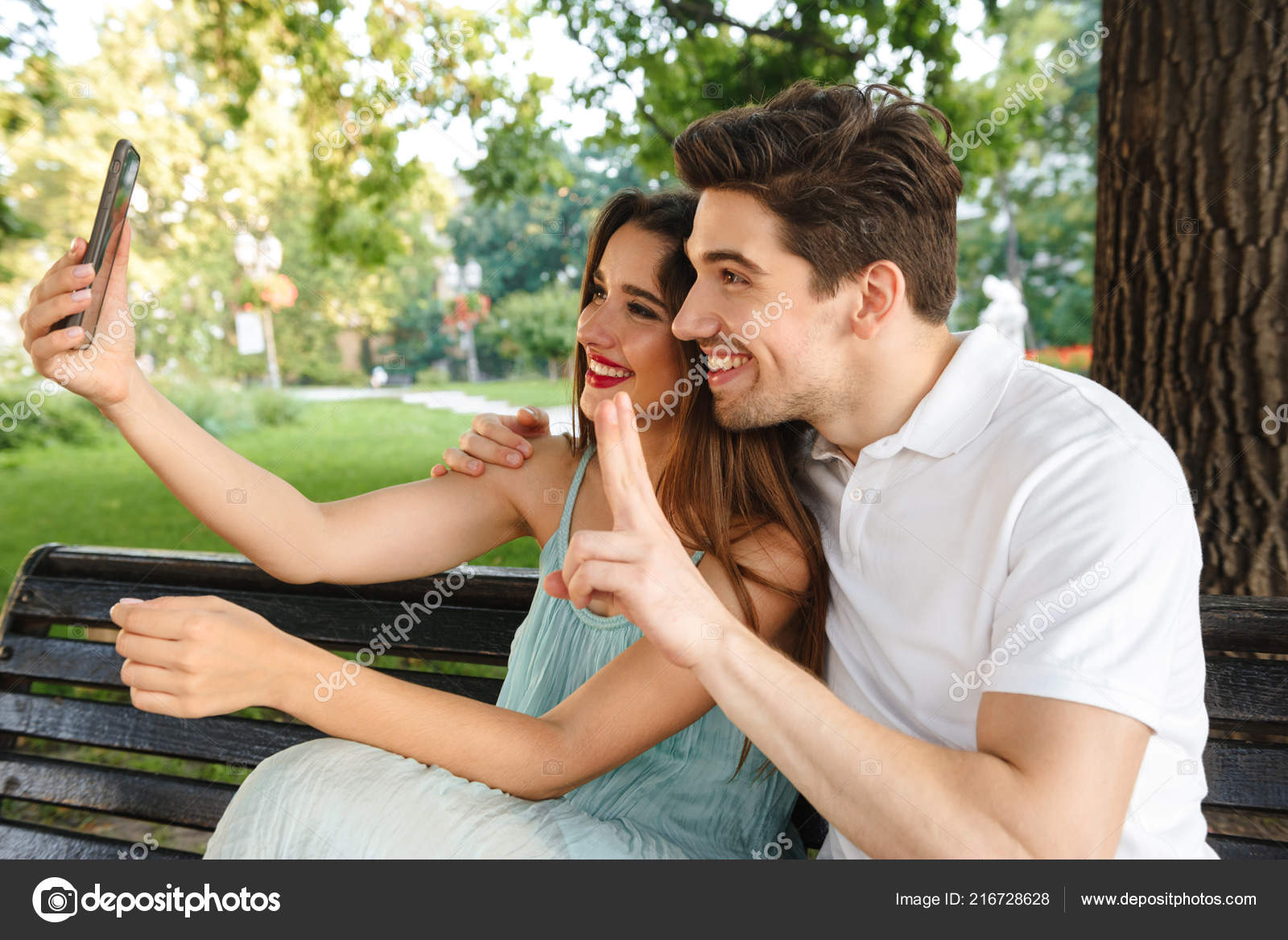 Photo Young Cute Loving Couple Sitting Outdoors While Make Selfie