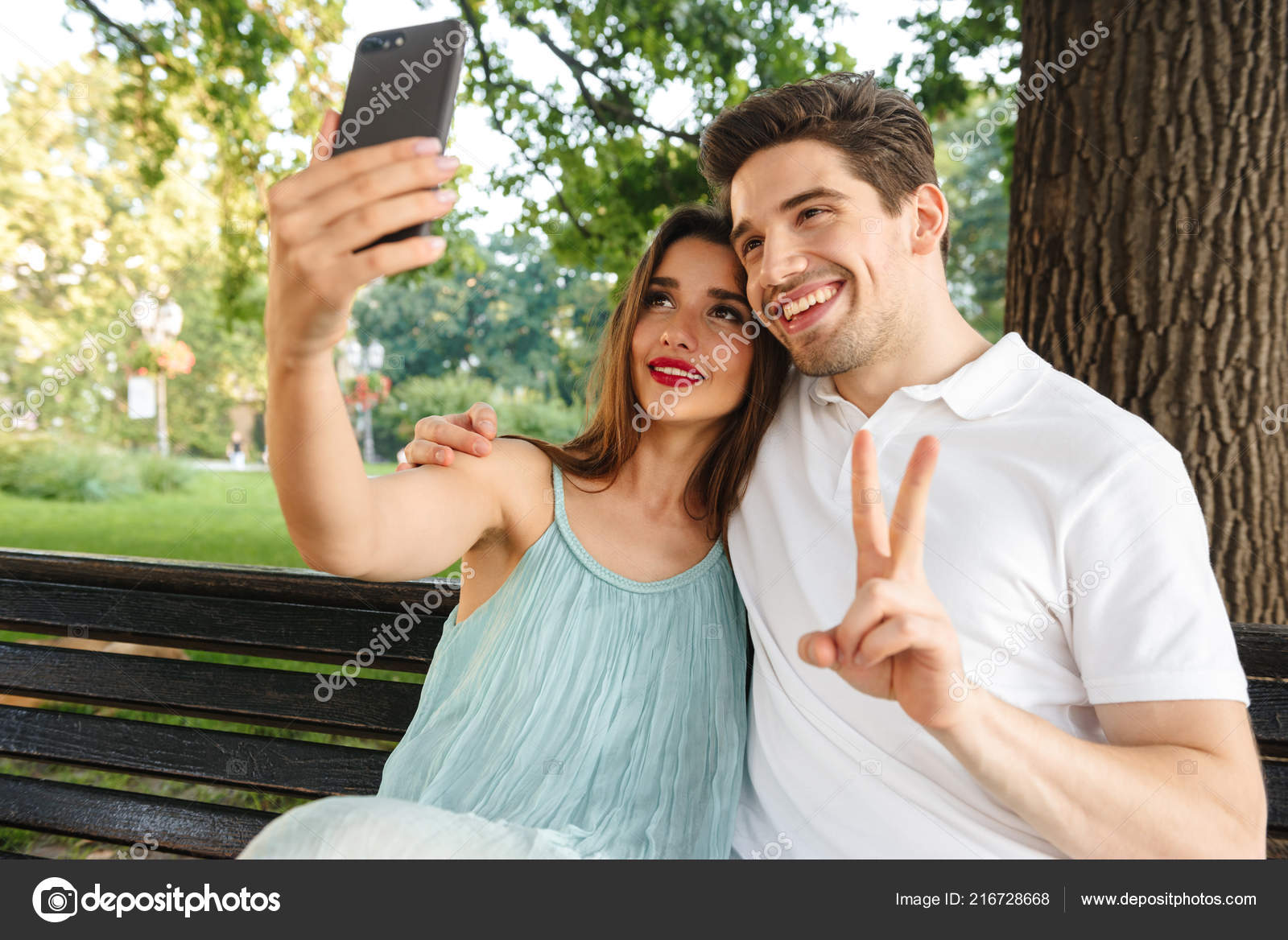 Photo Young Cute Loving Couple Sitting Outdoors While Make Selfie