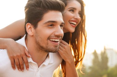 Fotoğraf iki dışarıda eğleniyor yürüyor sevgi dolu şirin mutlu genç.