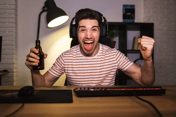 Imagen Hombre Europeo Años Usando Auriculares Bebiendo Cerveza Mientras Está —  Fotos de Stock