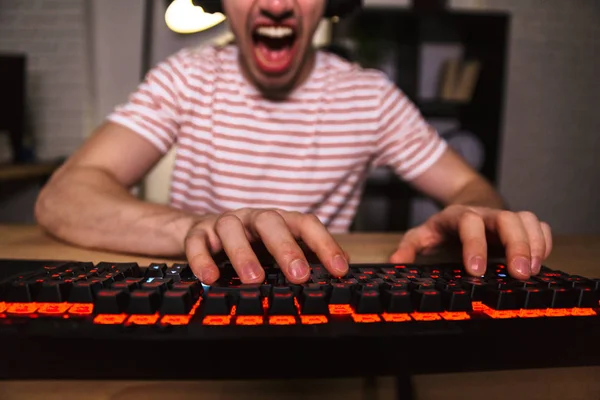 Imagen Recortada Del Jugador Gritando Jugando Videojuegos Ordenador Mientras Está — Foto de Stock