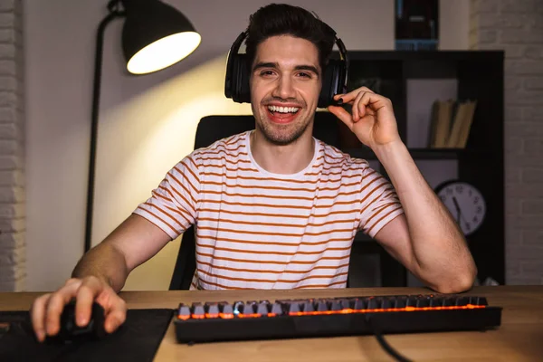 Retrato Cara Caucasiano Vestindo Fone Ouvido Sorrindo Enquanto Sentado Mesa — Fotografia de Stock