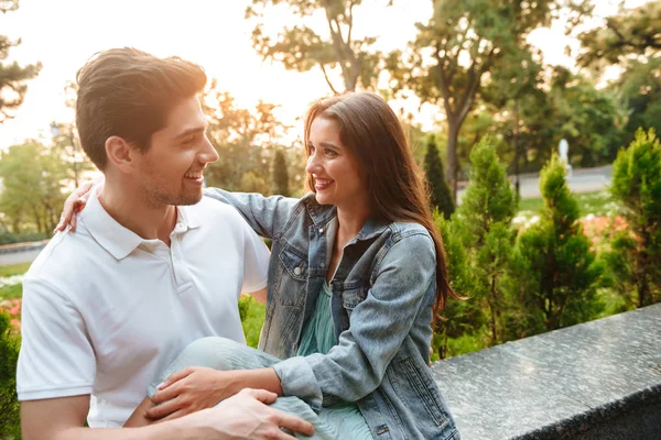 Imagem Feliz Jovem Casal Amoroso Andando Livre Enquanto Abraça Conversando — Fotografia de Stock