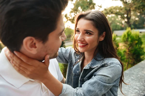 Imagen Feliz Joven Pareja Amorosa Caminando Aire Libre Mientras Abraza — Foto de Stock