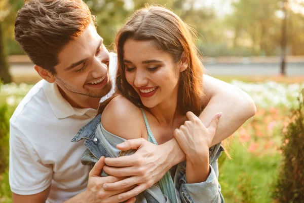 Image Heureux Jeune Couple Amoureux Marchant Extérieur Tout Étreignant — Photo