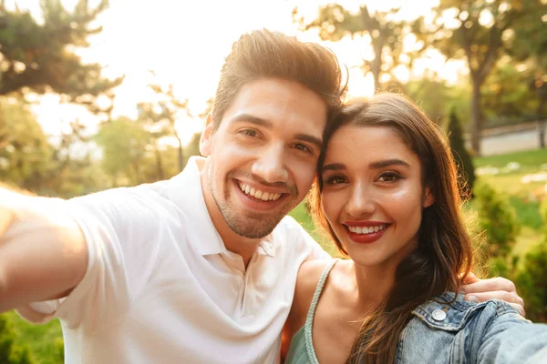 Imagen Una Alegre Pareja Joven Cariñosa Caminando Aire Libre Mientras — Foto de Stock