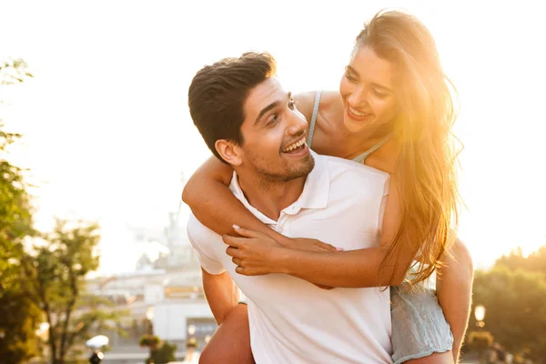 Foto Bonito Feliz Jovem Casal Amoroso Andando Livre Divertindo — Fotografia de Stock