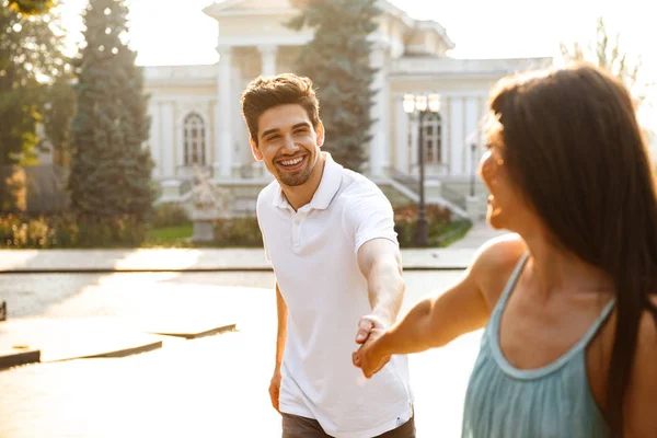 Imagem Feliz Jovem Casal Amoroso Bonito Andando Livre Segurando Mãos — Fotografia de Stock