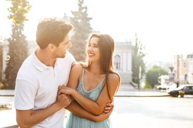 Mutlu genç seven sabun köpüğü üzerinde sarılma ise açık havada yürüyen çift görüntü.