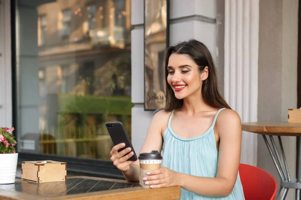 Beeld Van Jonge Gelukkige Vrouw Zitten Cafe Buiten Tijdens Het — Stockfoto