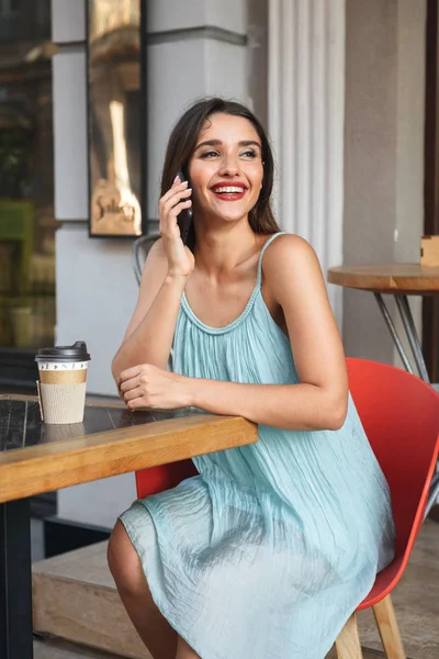 Beeld Van Jonge Vrolijke Vrouw Zitten Cafe Buiten Tijdens Een — Stockfoto