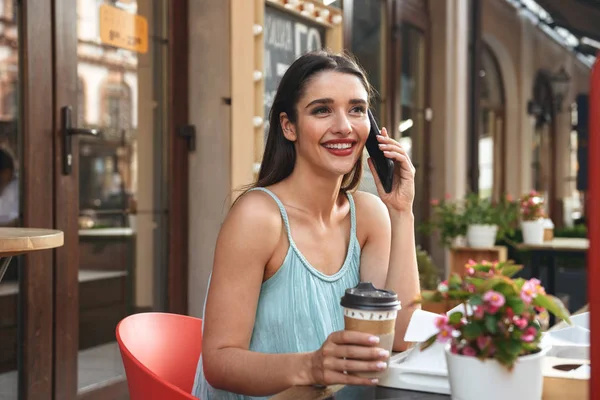Imagem Uma Jovem Mulher Alegre Sentada Café Livre Enquanto Conversa — Fotografia de Stock